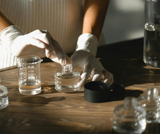 Stwórz własne perfumy: przewodnik po olejkach eterycznych i DIY